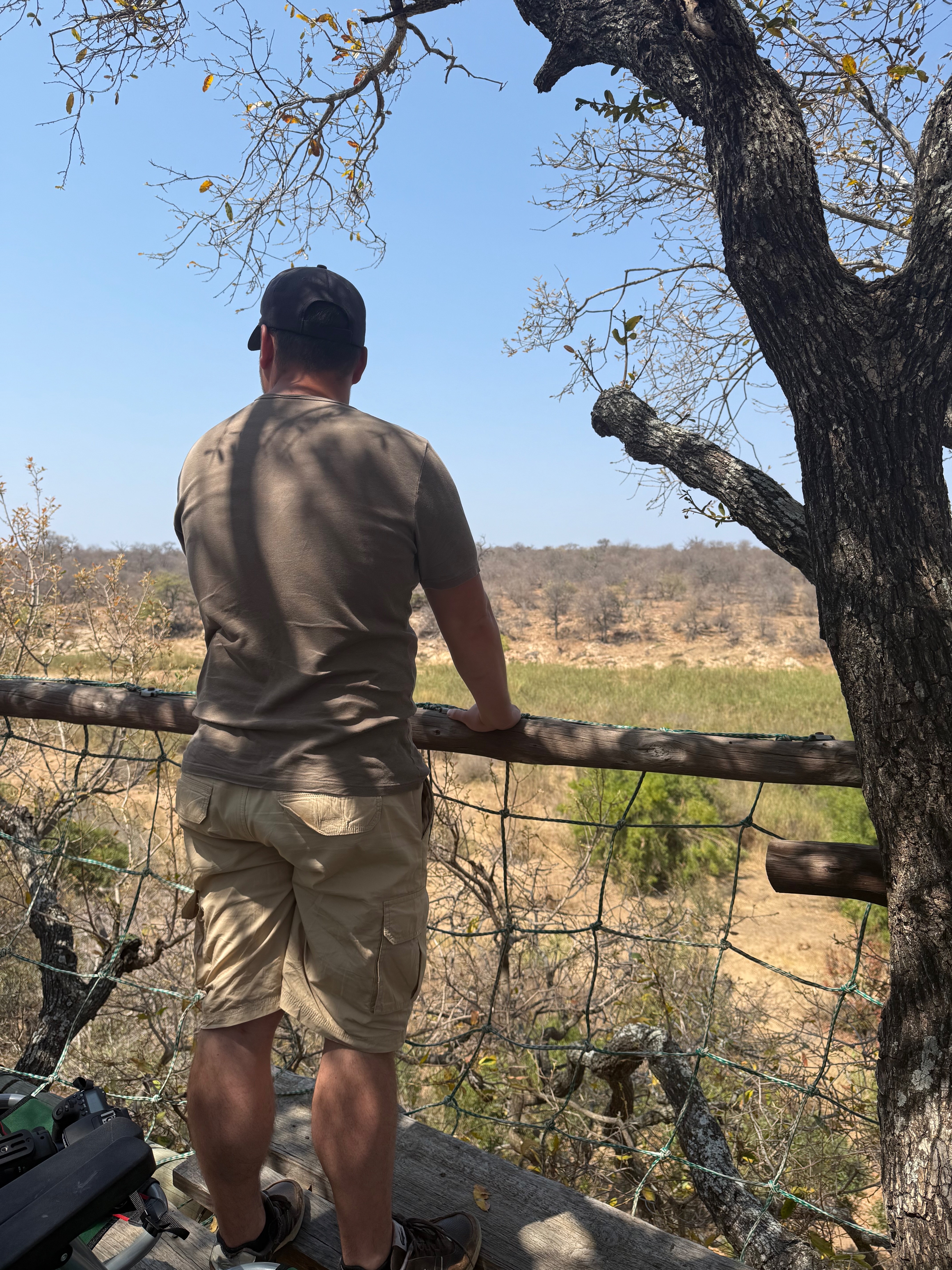 une personne qui observe depuis une cabane en safari