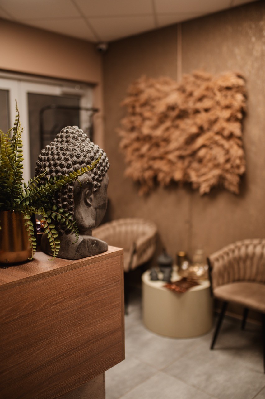 Moderní interiér recepce wellness salonu LAYA Spa Ritual Turnov