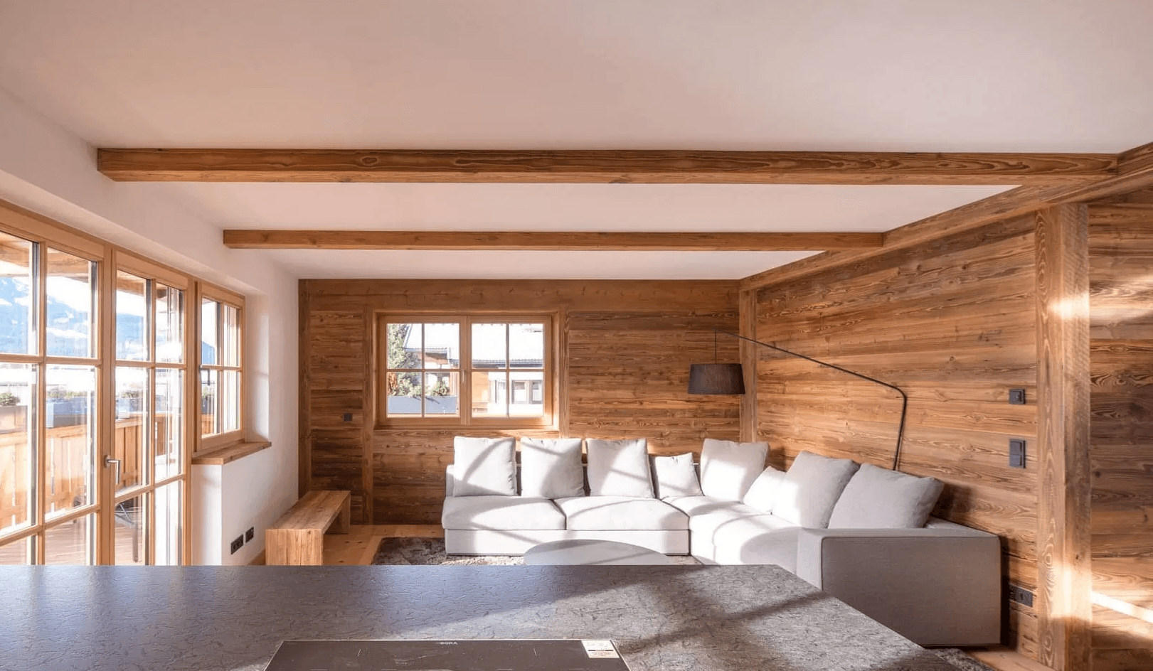 Helles Wohnzimmer im Chalet Sonnenhof 2 in Ellmau – stilvolle Altholz-Architektur für naturverbundenes Wohnen in den Tiroler Alpen.