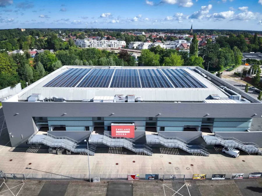 Dach der edel-optics.de Arena mit Solaranlage.