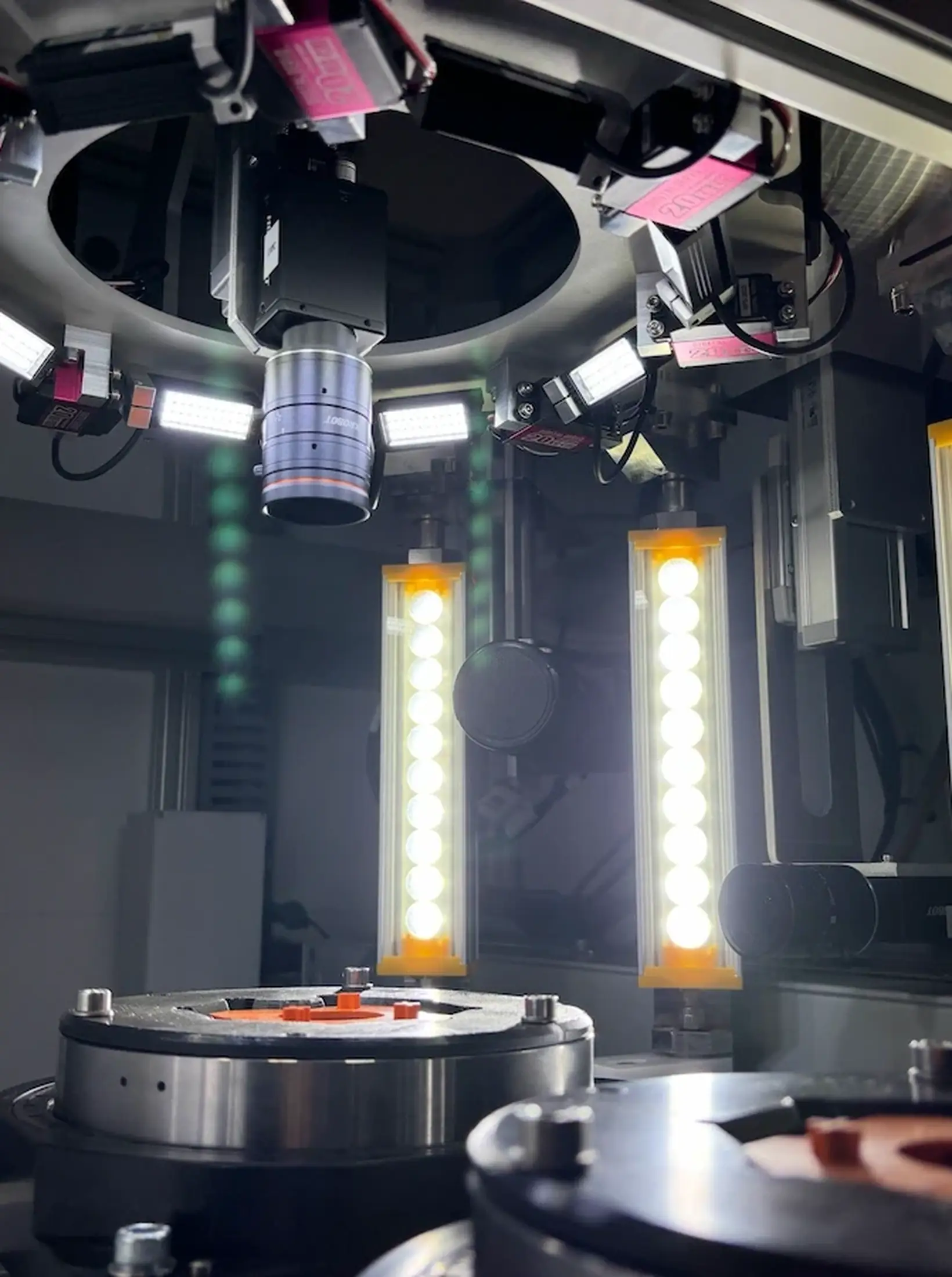 Cellule de vision industrielle : armoire électrique bleue et mécanique de précision