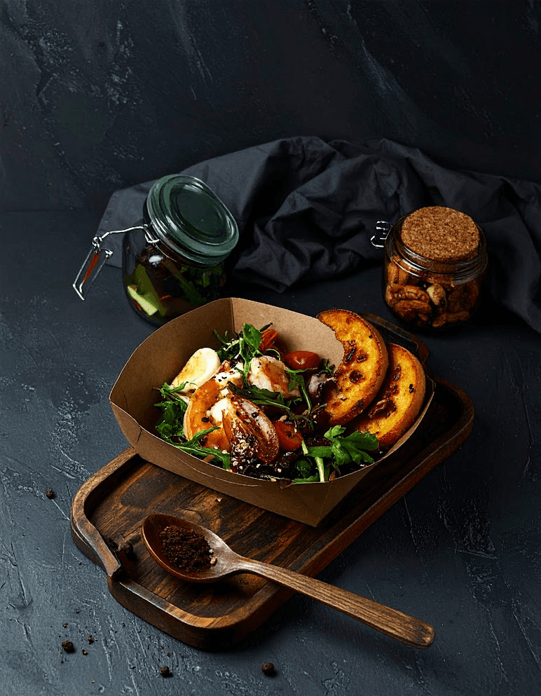 plateau de salade avec bocaux servi par La Table de Cana