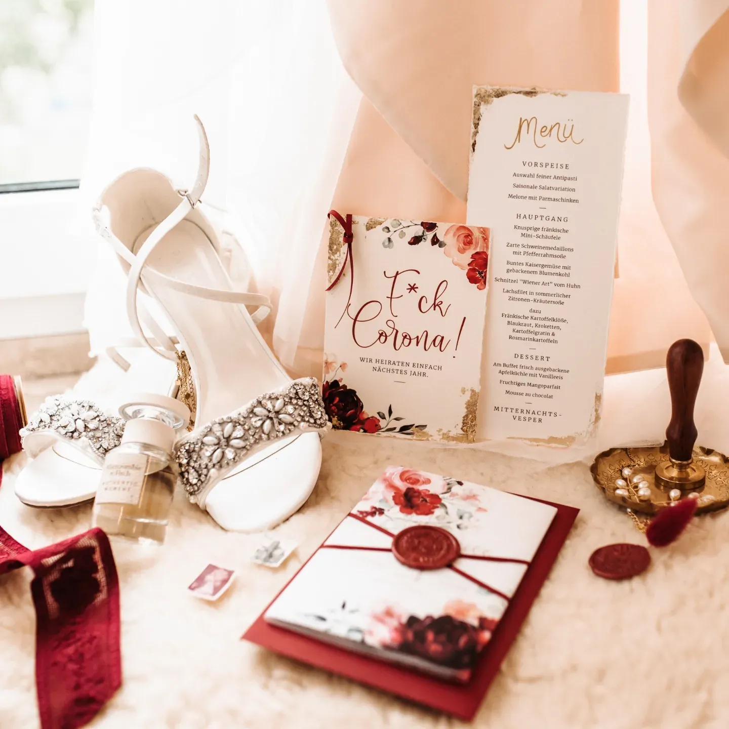 Ein komplettes Papeterie-Set für die Hochzeit inklusive Menükarten und Antwortkarten – hochwertiges Design von Sophia Rechter auf Marrymind