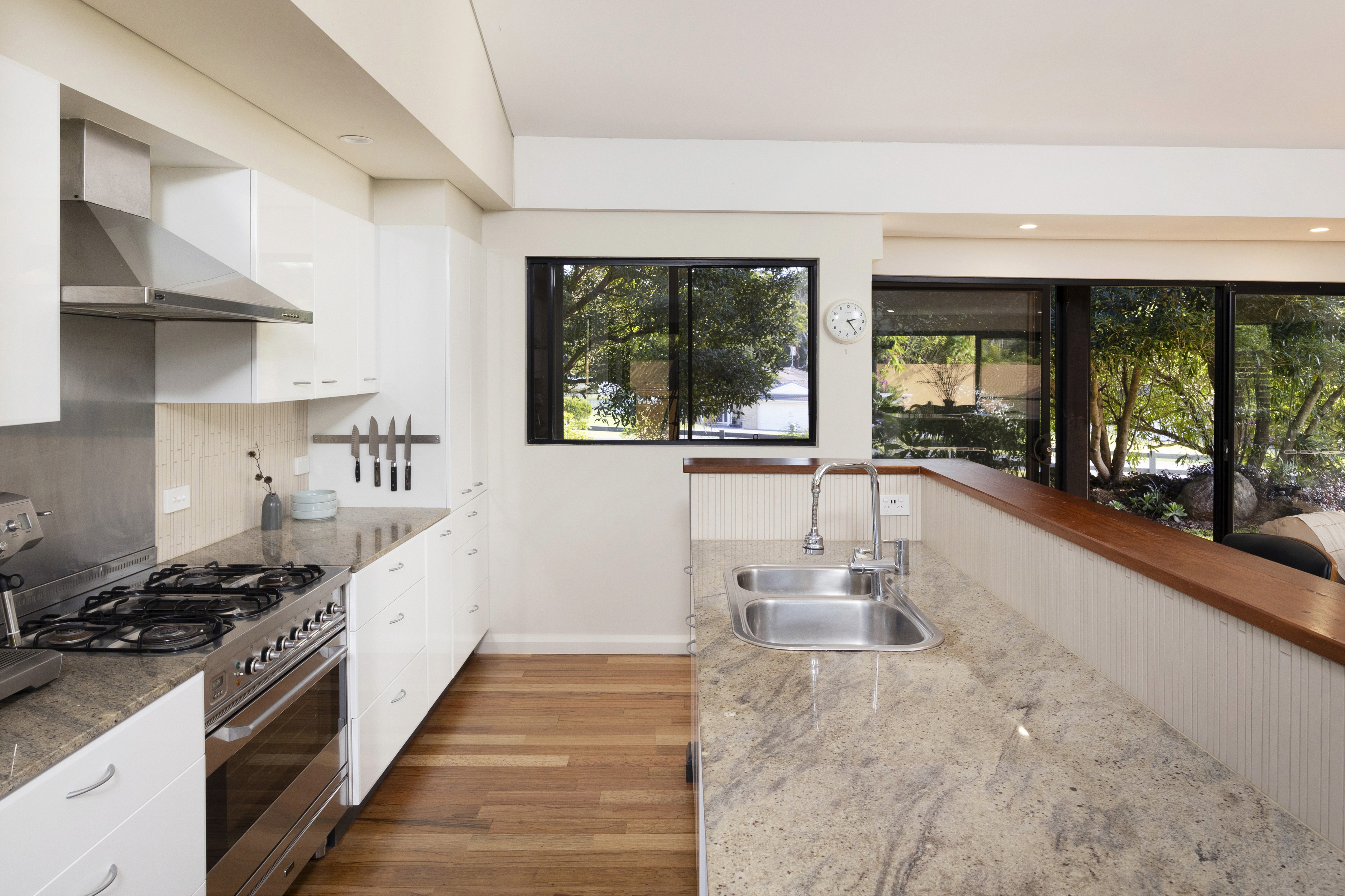 287 Macrae Place kitchen