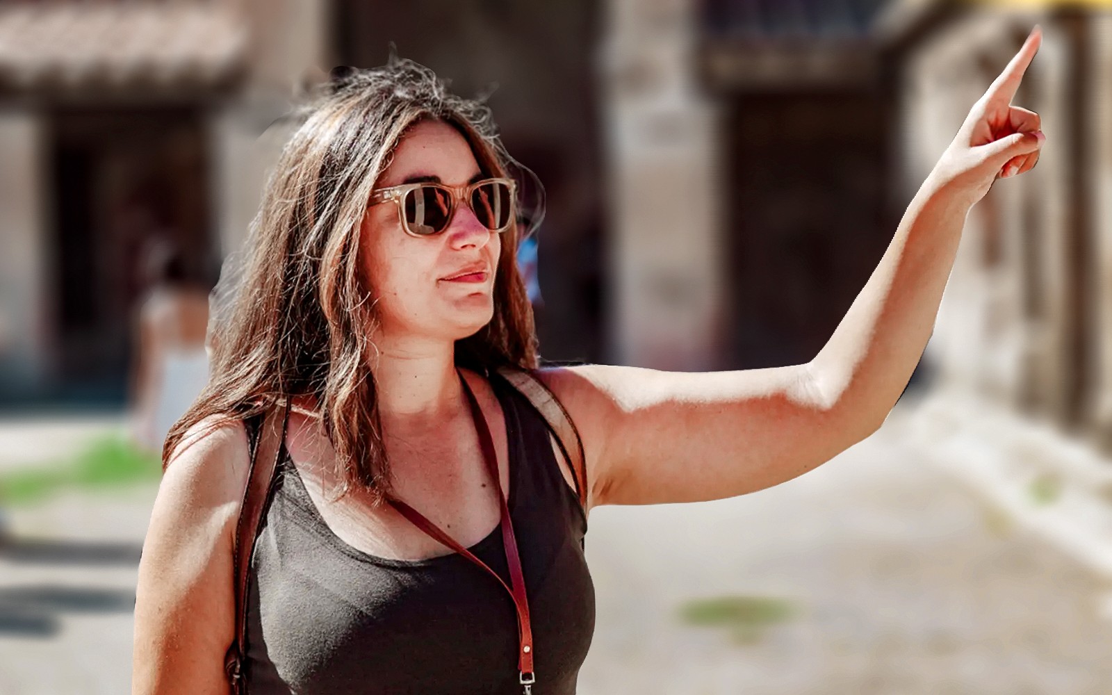 Een vrouwelijke gids geeft aanwijzingen aan toeristen tijdens de Oplontis rondleiding voor kleine groepen.