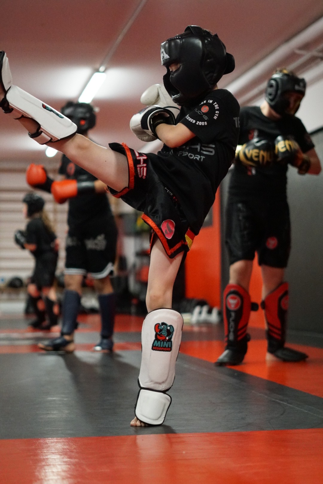 Kinder trainieren hohe Kicks im Thaiboxen für Kinder Kurs bei Fuchs Kampfsport.