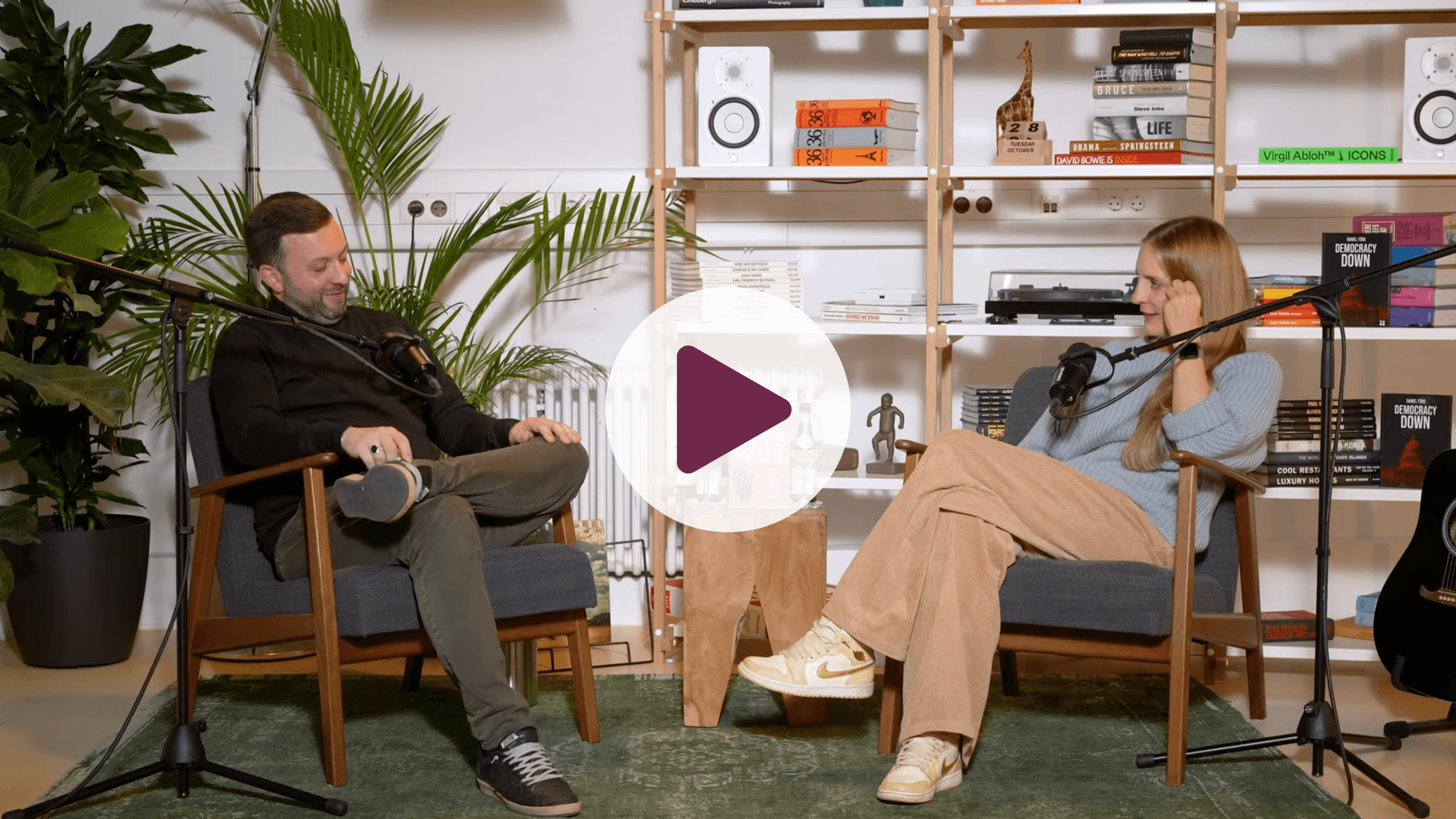 Margarethe Honisch (links) und Caro Matzko (rechts) sitzen in einem Studiointerview; Margarethe Honisch hält das Buch ‚Alte Wut‘ in den Händen.“