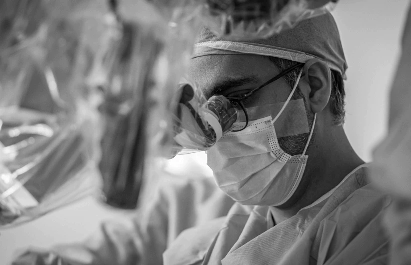 Neurocirurgião na sala de Operação