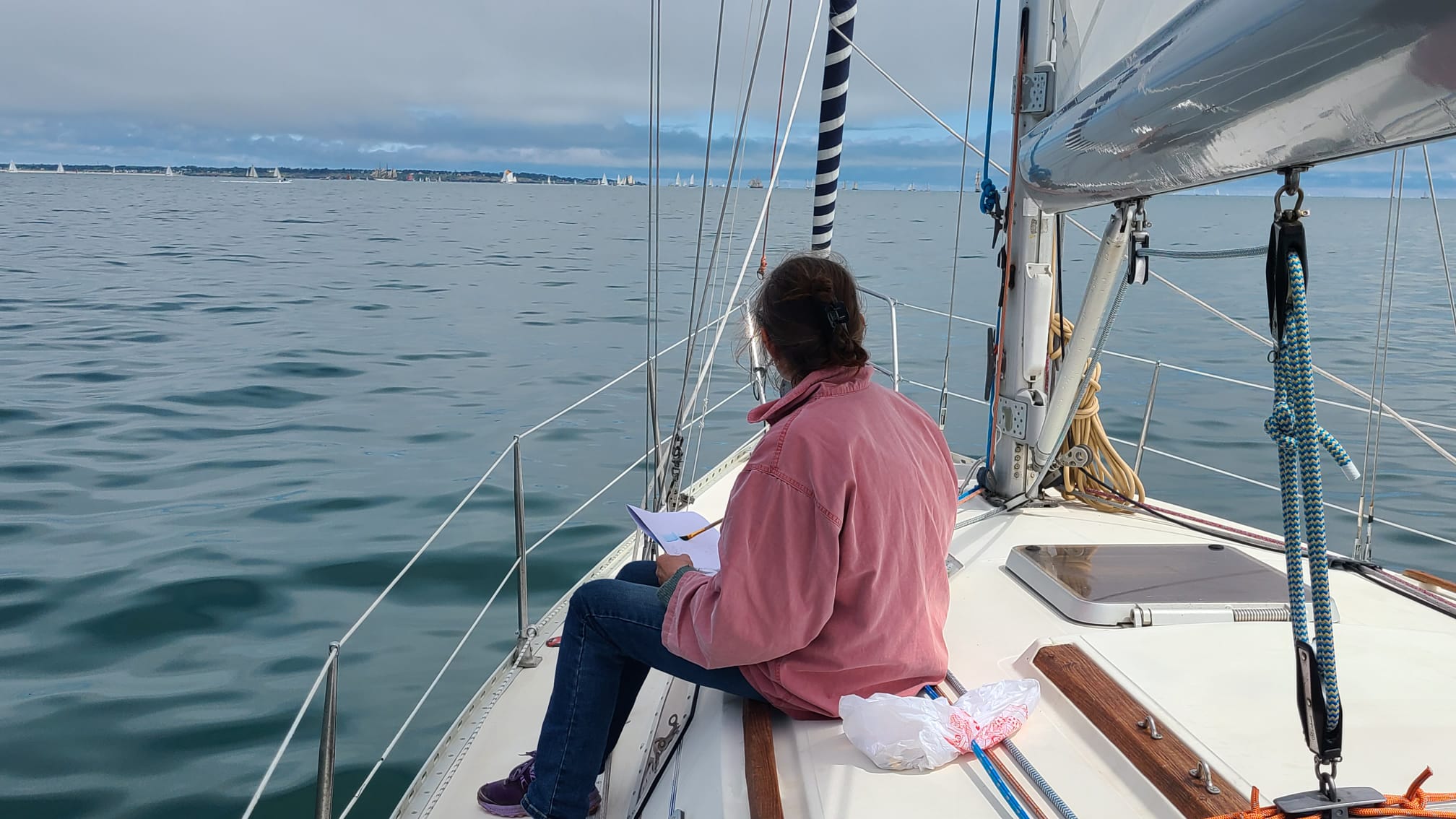 Catherine qui regarde l'horizon sur son bateau