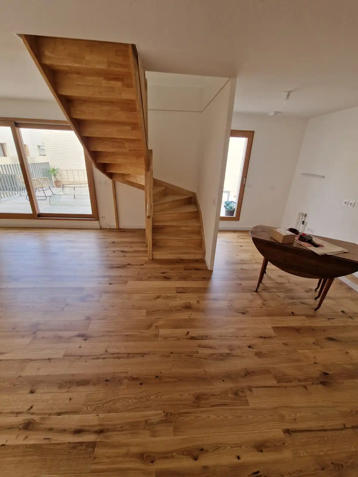 Escalier en bois et parquet chêne dans une maison rénovée par Aliénor Parquet en Gironde