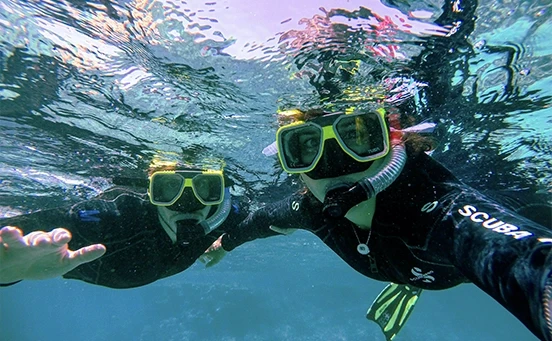 Couple en plongée snorkeling