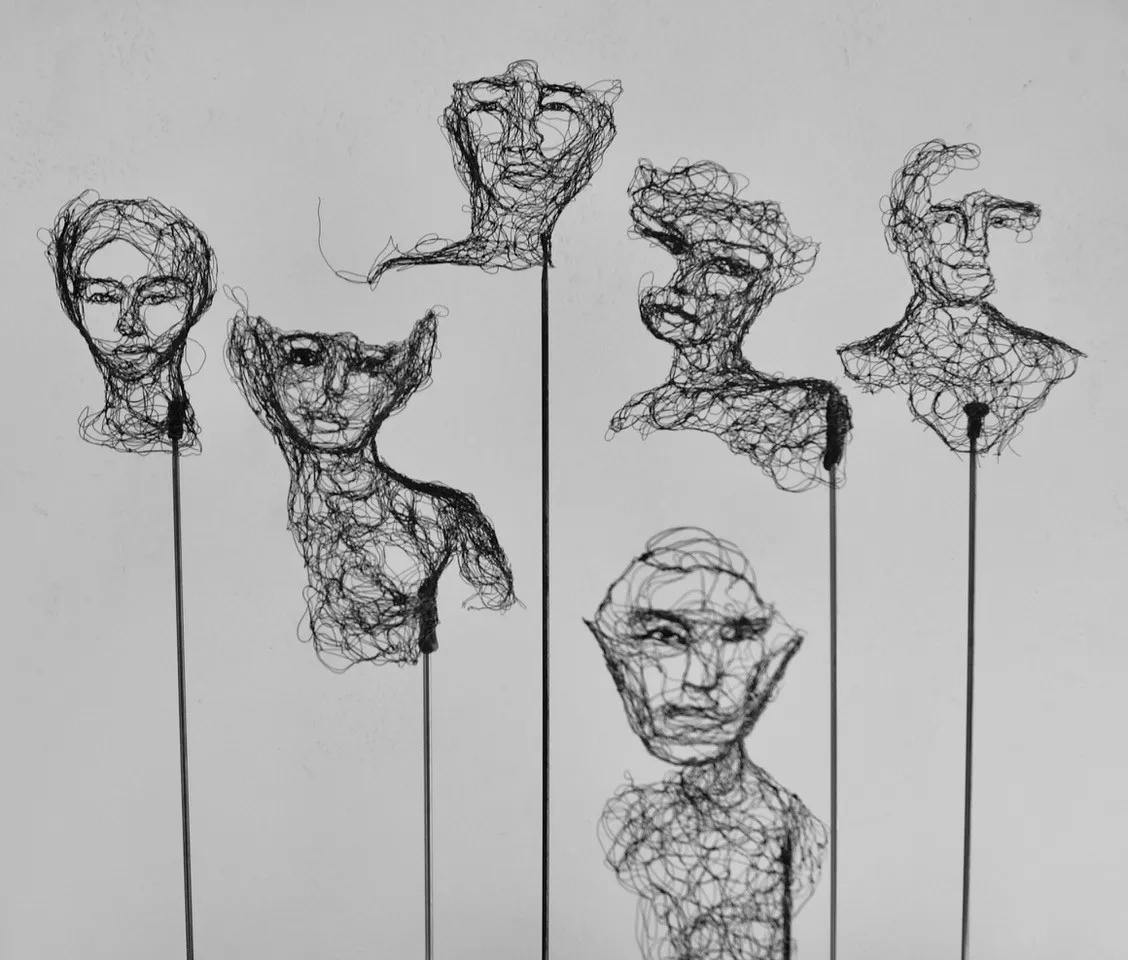 Ensemble de sculptures contemporaines en fil de fer sur leur socle de Myriam Louvel