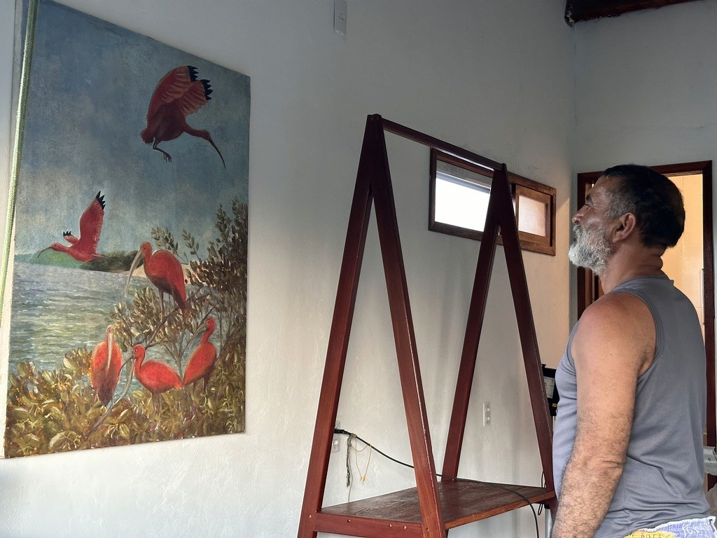 Comunitário aprecia pintura de Guarás na Suite Argonauta