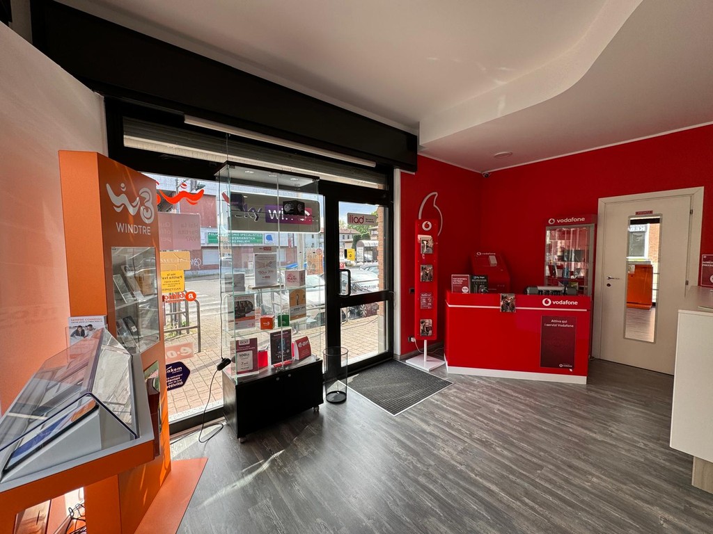 Angolo vodafone e wind3 di nexxtgen solaro, negozio di assistenza telefonia