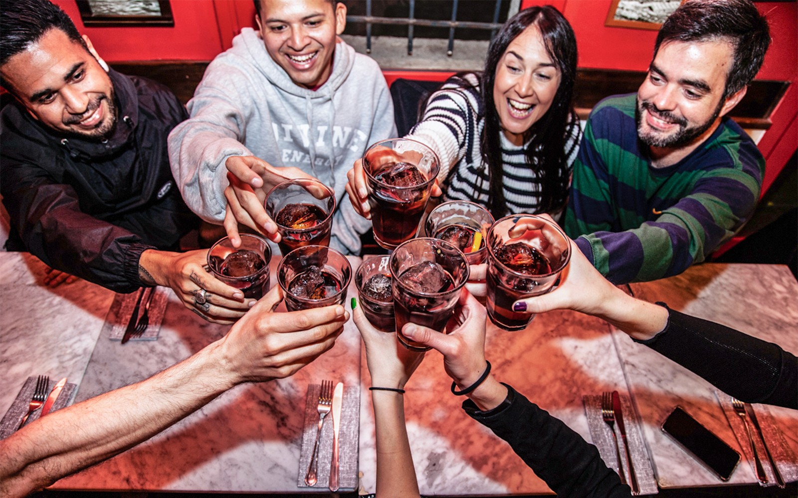 Csoportkoccintás italokkal a La Barceloneta ételtúra során.