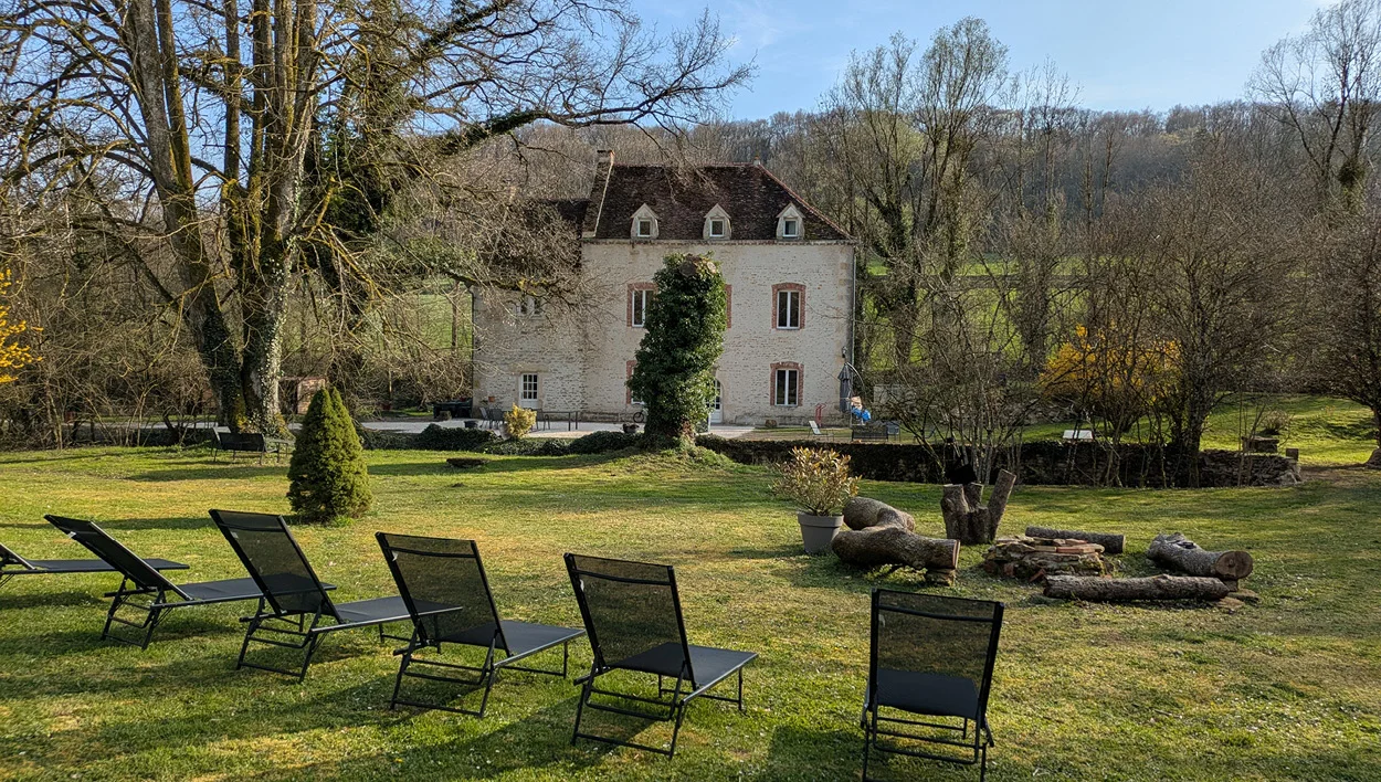 Parc arboré et façade du gîte La Tuilerie du Cinéaste en Côte-d’Or