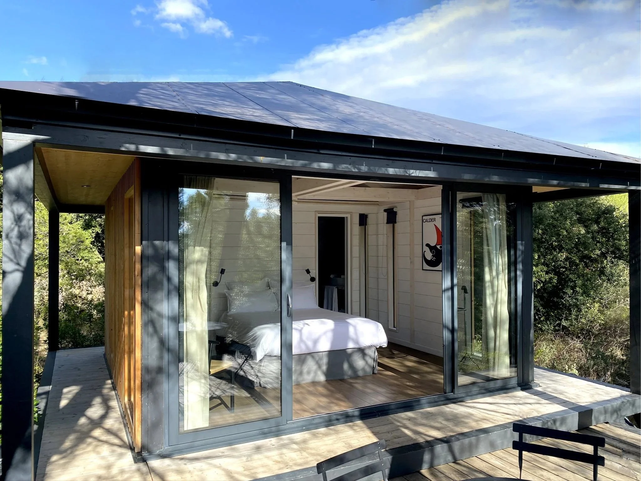 Écolodge Kobe Copacabanon vue de la terrasse avec baies vitrées ouvertes sur la nature