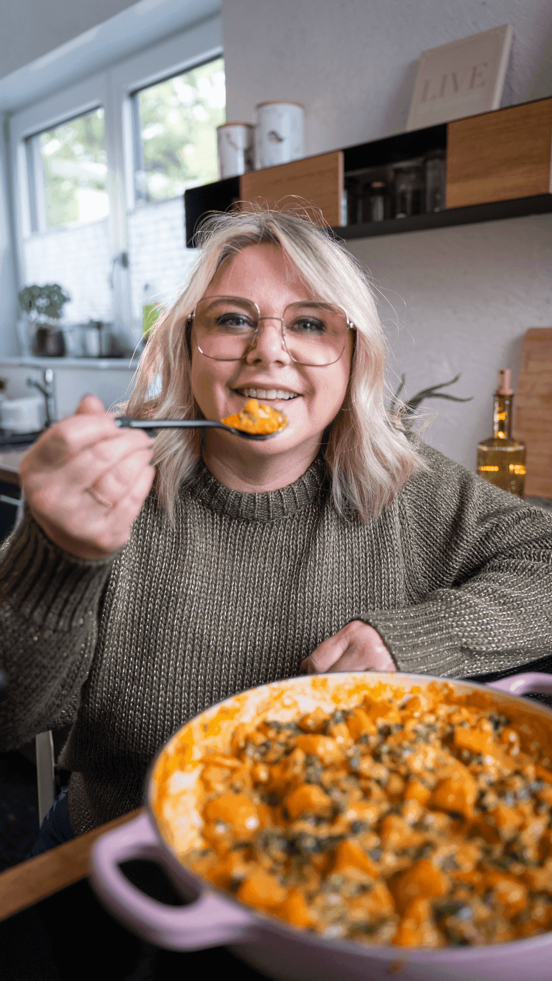Portrait von Bettina in der Küche