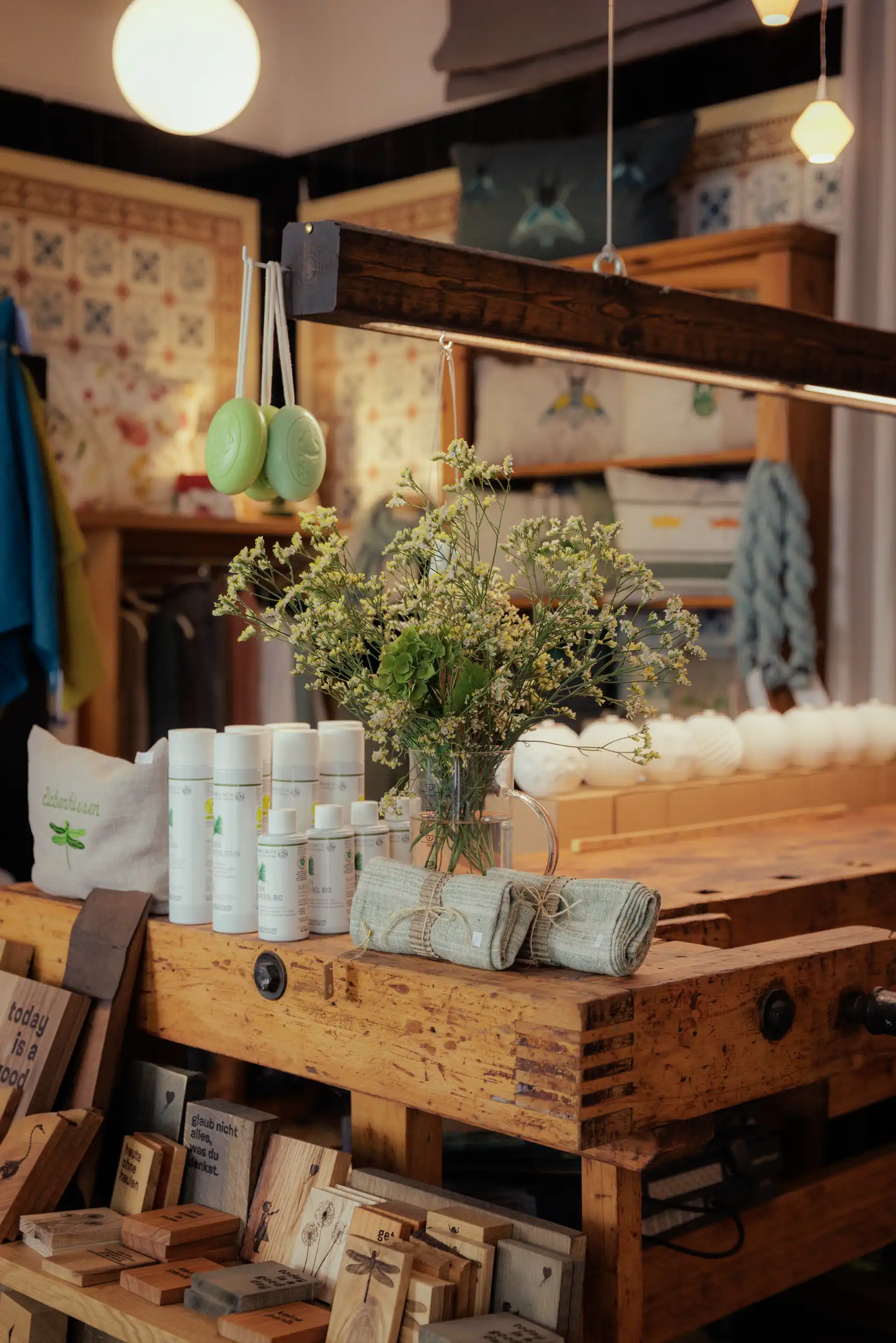Holzwerkbank im Laden Wildwechsel Leipzig, dekoriert mit handgefertigten Produkten