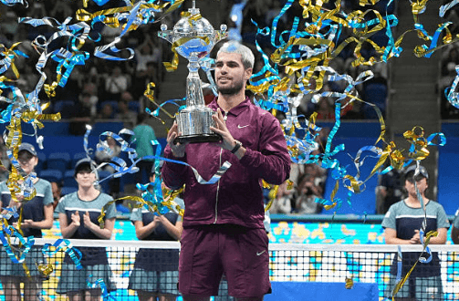 Alcaraz levanta el trofeo del ATP 500 de Tokio | Koji Watanabe, Getty Images