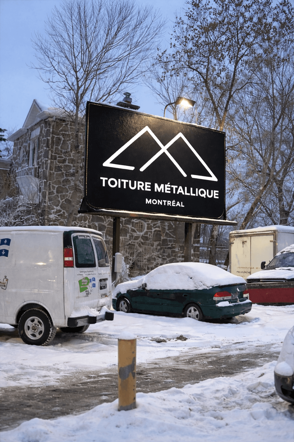 Maison résidentielle avec toiture en tuiles métalliques brunes à Montréal