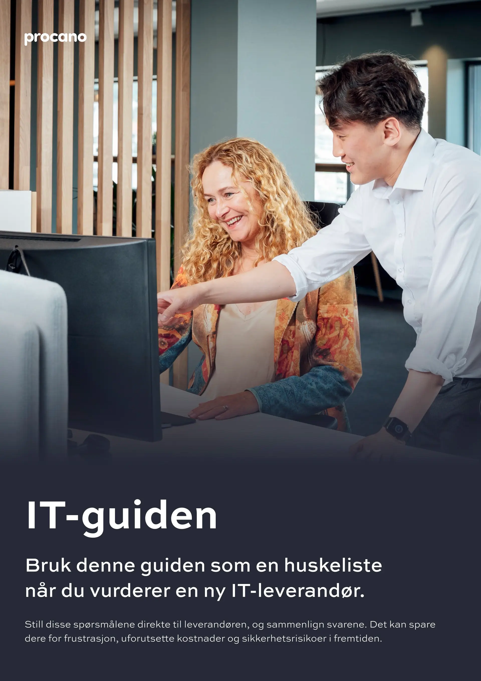 En ung profesjonell og en senior kollega ser fornøyd på informasjon på en stasjonær skjerm i et moderne kontor, og illustrerer samarbeid i evalueringen av IT-leverandører.