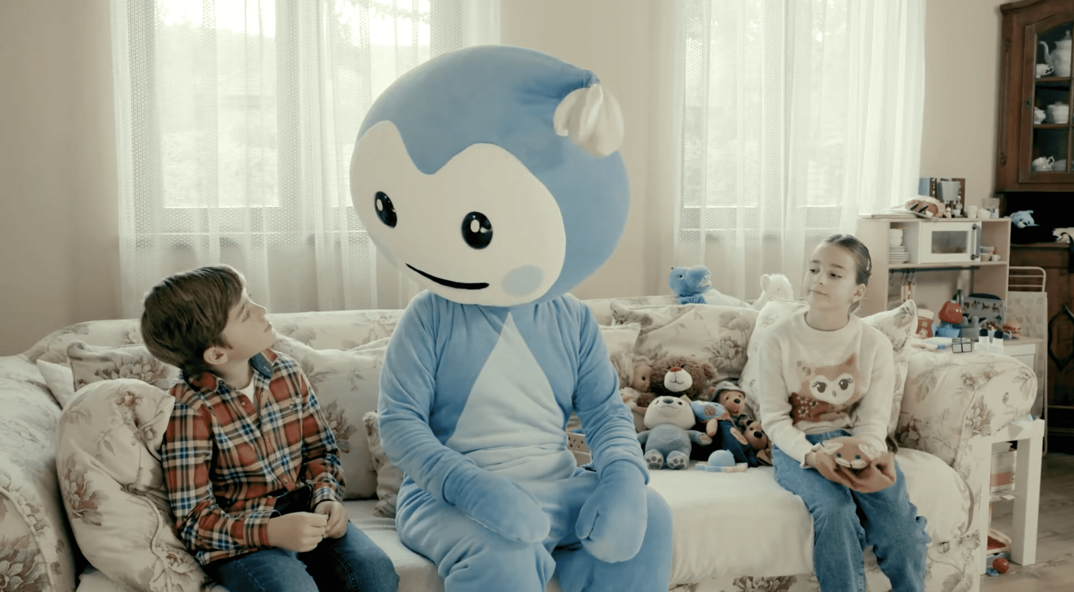 Cseppbarát kék kabalafigurája köszönni tanítja a gyerekeket.