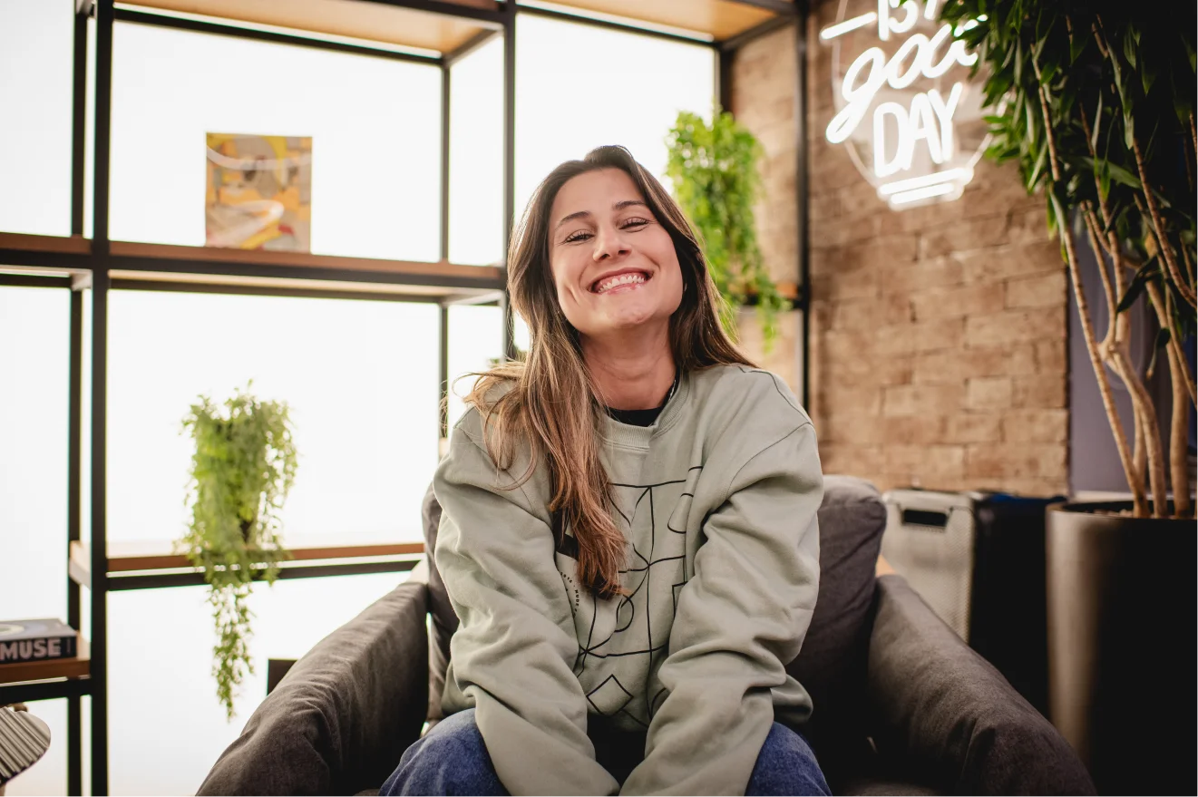 Aluna da Tera sorrindo no espaço da comunidade