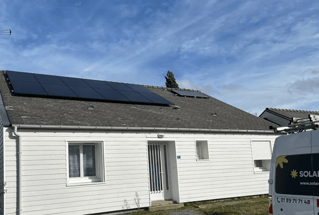 Photo d'une maison à Loireauxence équipée de panneaux photovoltaïques dont l'installation a été faite par Solarock.
