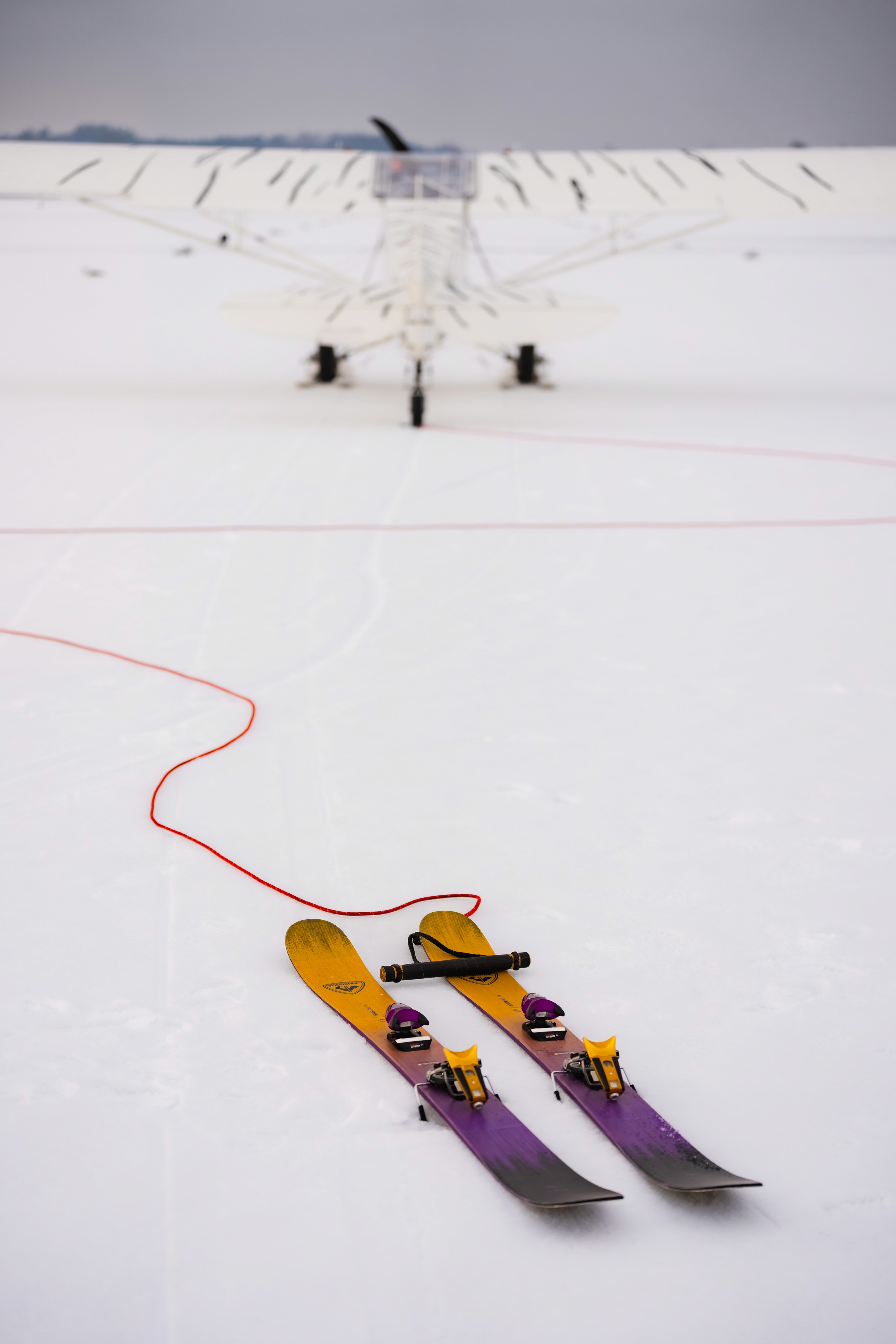 The setup: short skis on the red tow line in front of the Piper on frozen Lake Riegsee