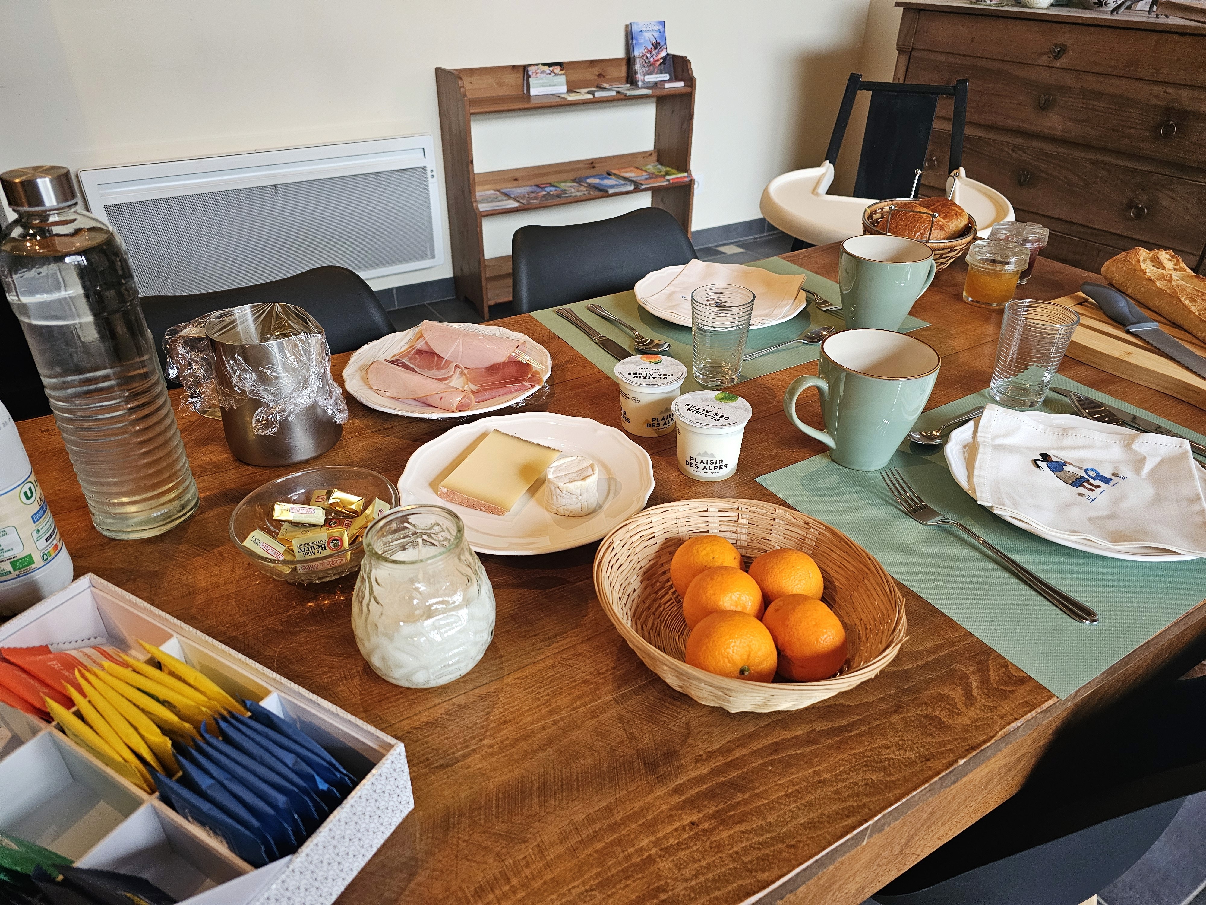 Petit-déjeuner français : jambon, fromage, yaourts, fruits, croissants et pain. Repas matinal.
