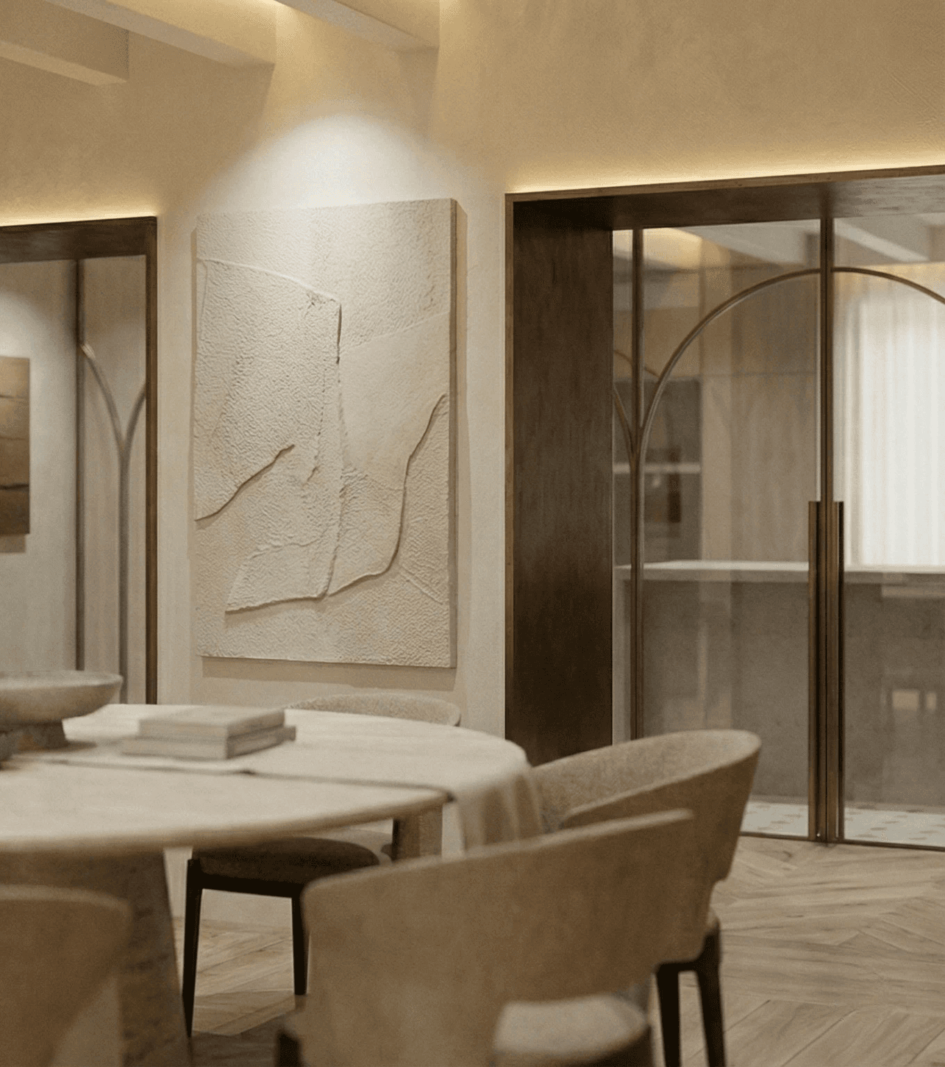 Proyecto Jovellanos 5 de Calienzo, interiorismo en Cortes con piedra natural, madera clara y luz suave.