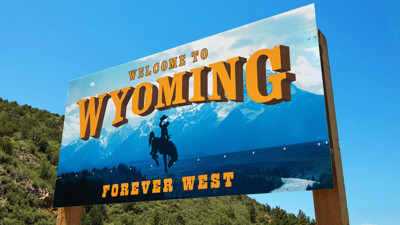 Cartel de bienvenida a Wyoming mostrando el texto 'Welcome to WYOMING - FOREVER WEST'