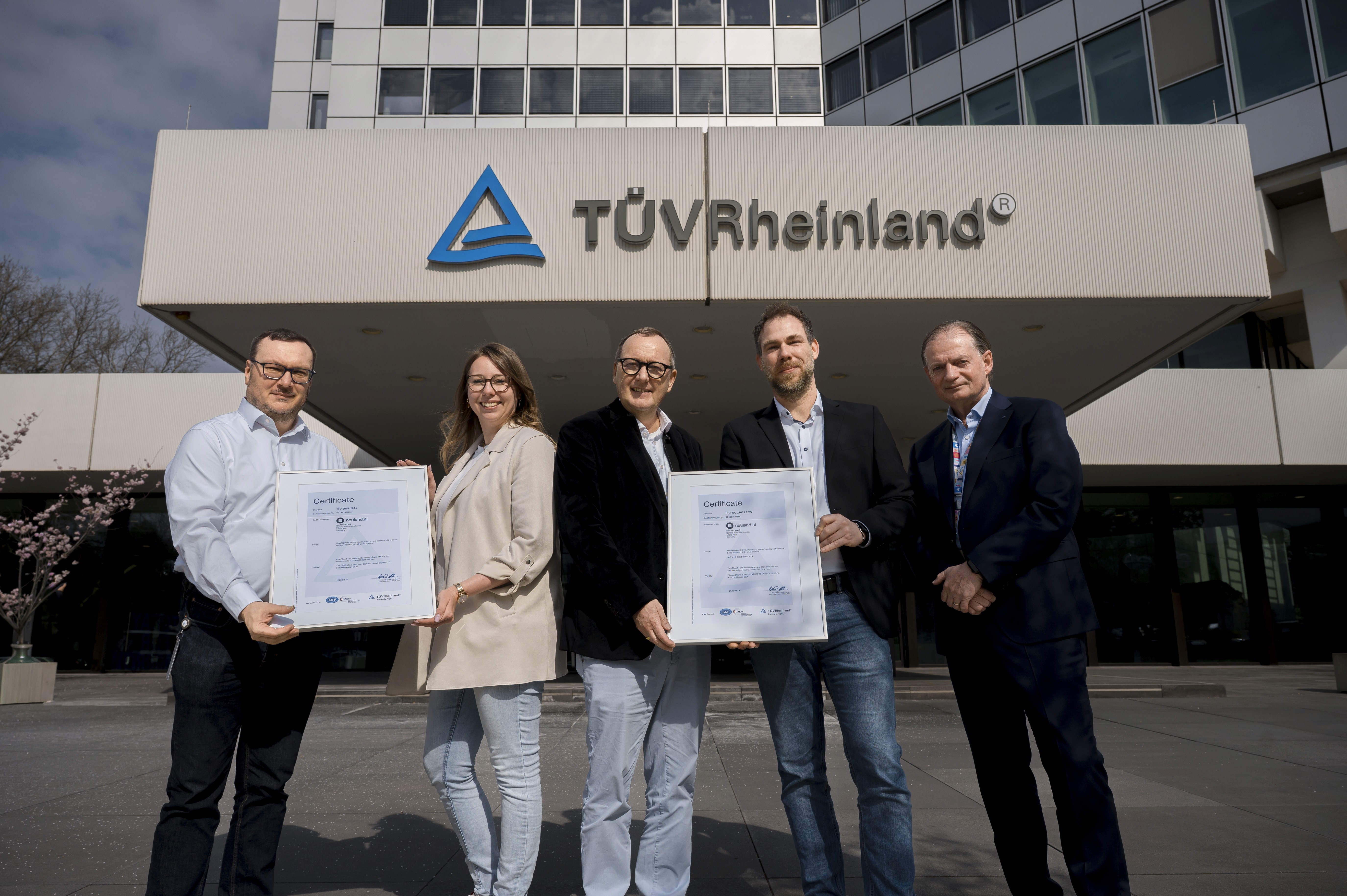 Dirk Leser (TÜV Rheinland), Katja Tibbe und Karl-Heinz Land (beide neuland.ai AG), Dominik Stader und Ruediger Hoppen (beide TÜV Rheinland), von links.