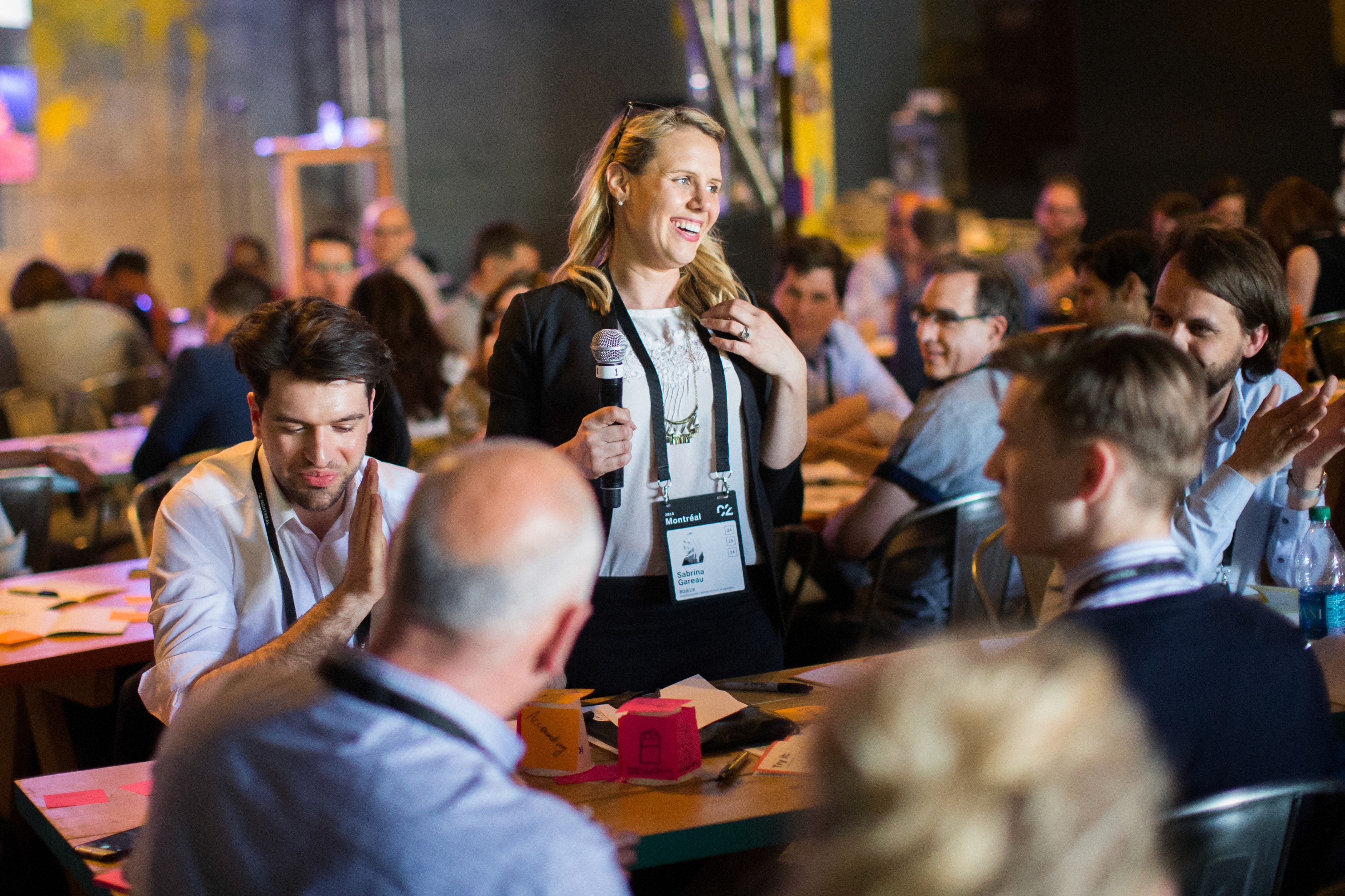 El orador interactuando con los participantes durante un taller colaborativo en un evento C2, fomentando el diálogo y el intercambio creativo.