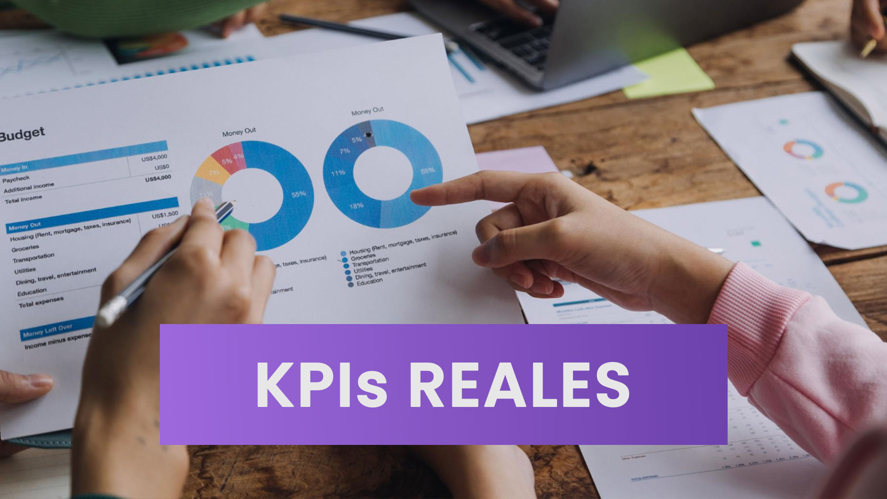 Gráficos y paneles de datos en una pantalla de ordenador, simbolizando la medición del rendimiento.