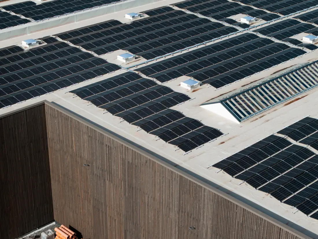 Produktionshallen der CL Tech GmbH mit Photovoltaik