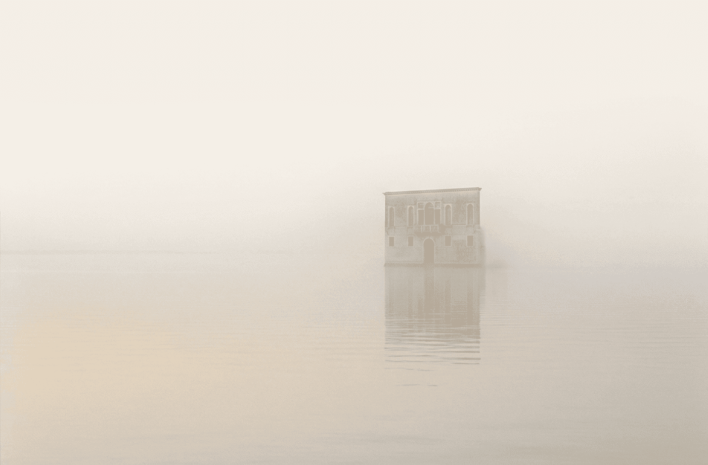 канал Венеции без людей в туманное утро