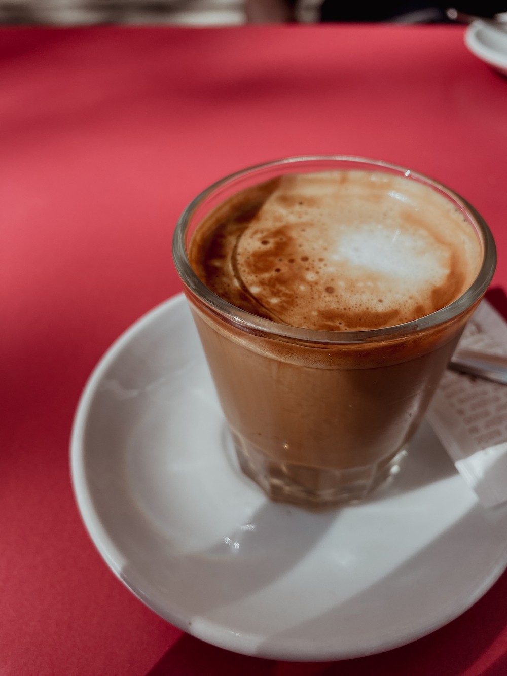 Cortado serviert in einer spanischen Bar