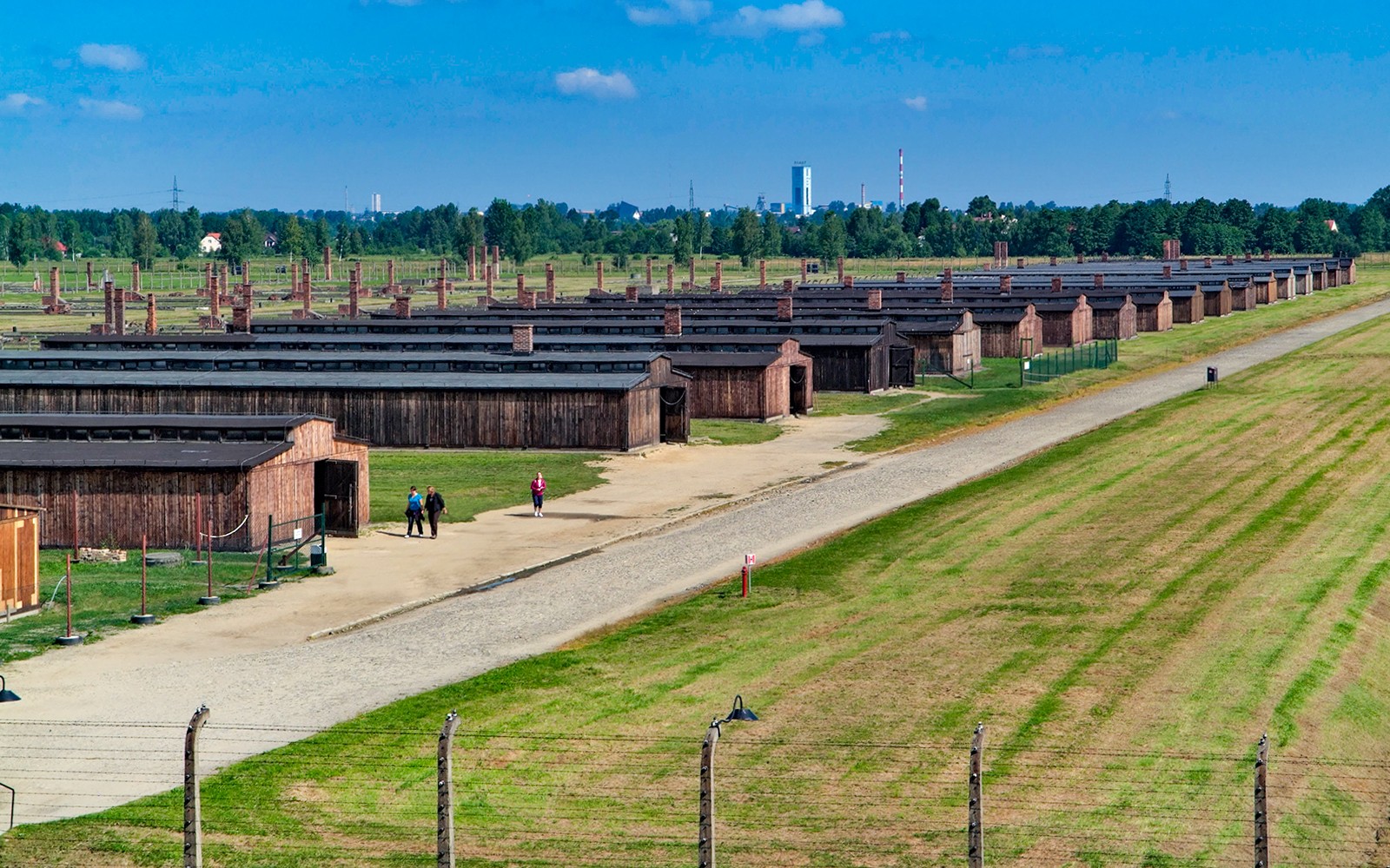 Loftmynd af Auschwitz Birkenau með sýnilegum barökkum og gönguleiðum.