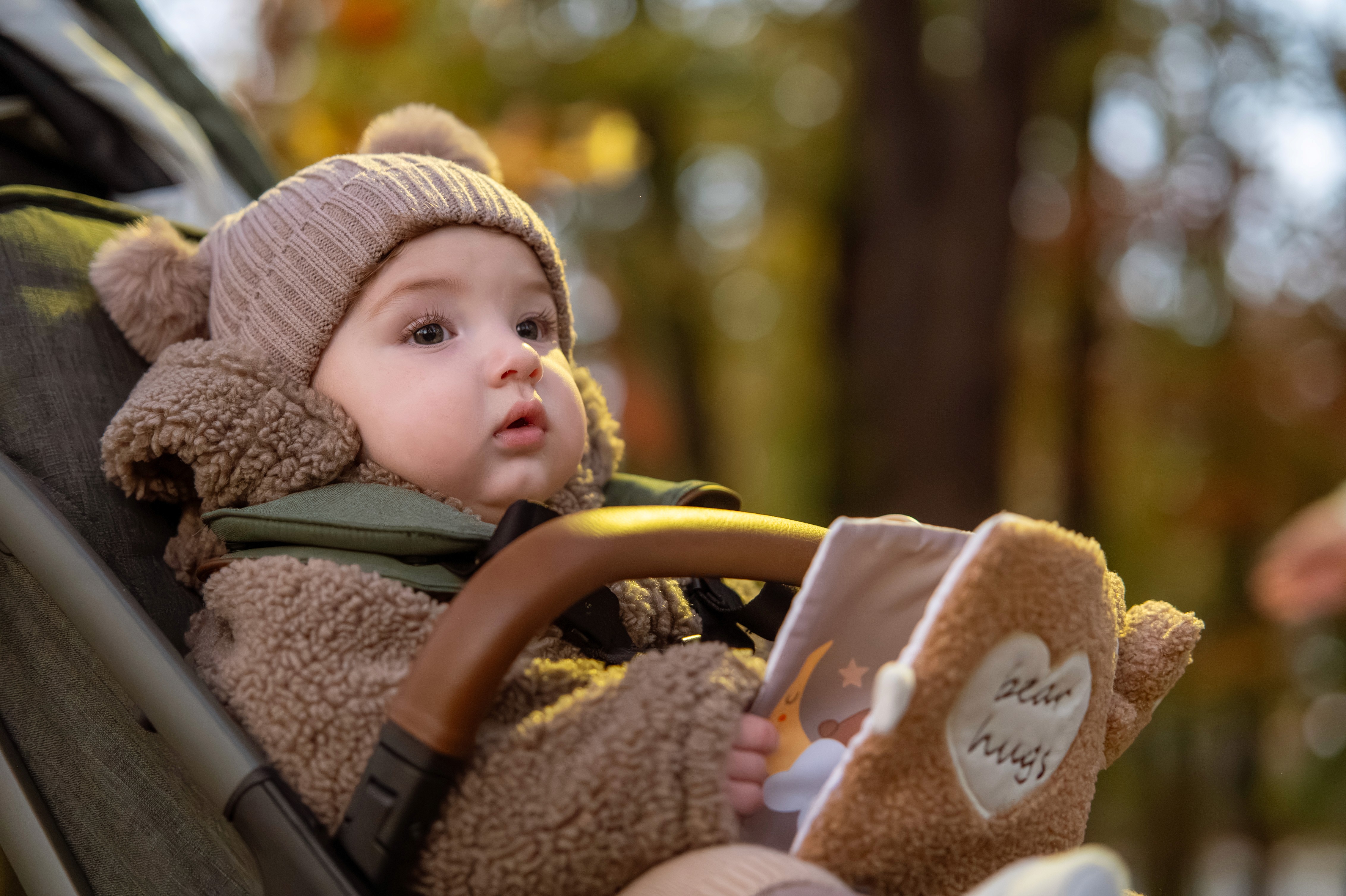 Detaliu din ședință foto de familie în București, copil în cărucior, atmosferă caldă și naturală.