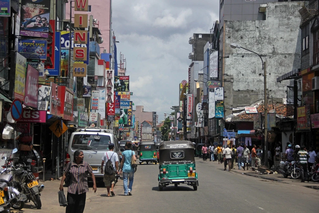 Busy Colombo street with tuk-tuks