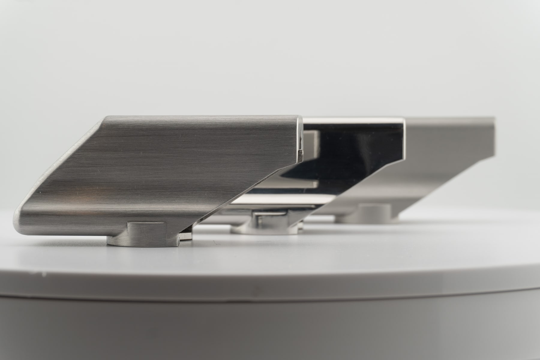 Three DuraSpray No.01 head finishes on the turntable: brushed, electropolished, bead-blasted