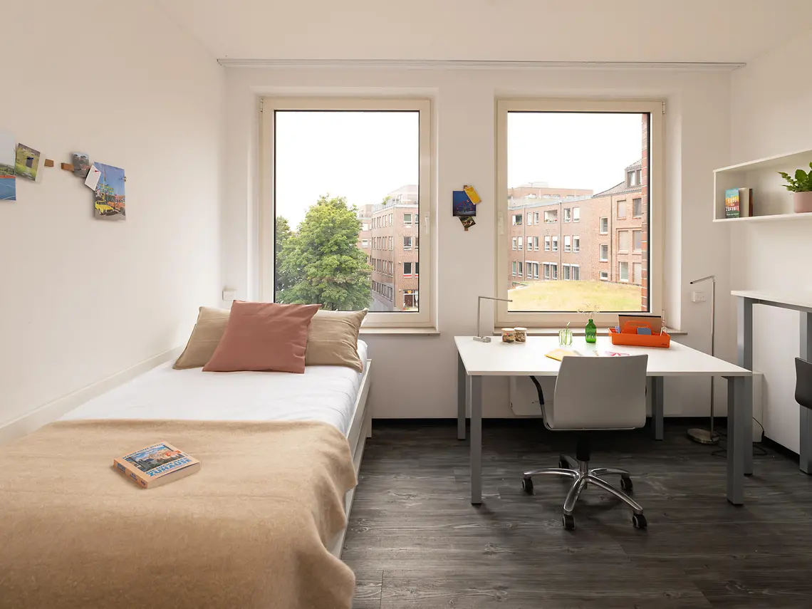 Student bedroom in Münster with bed, large desk and natural light