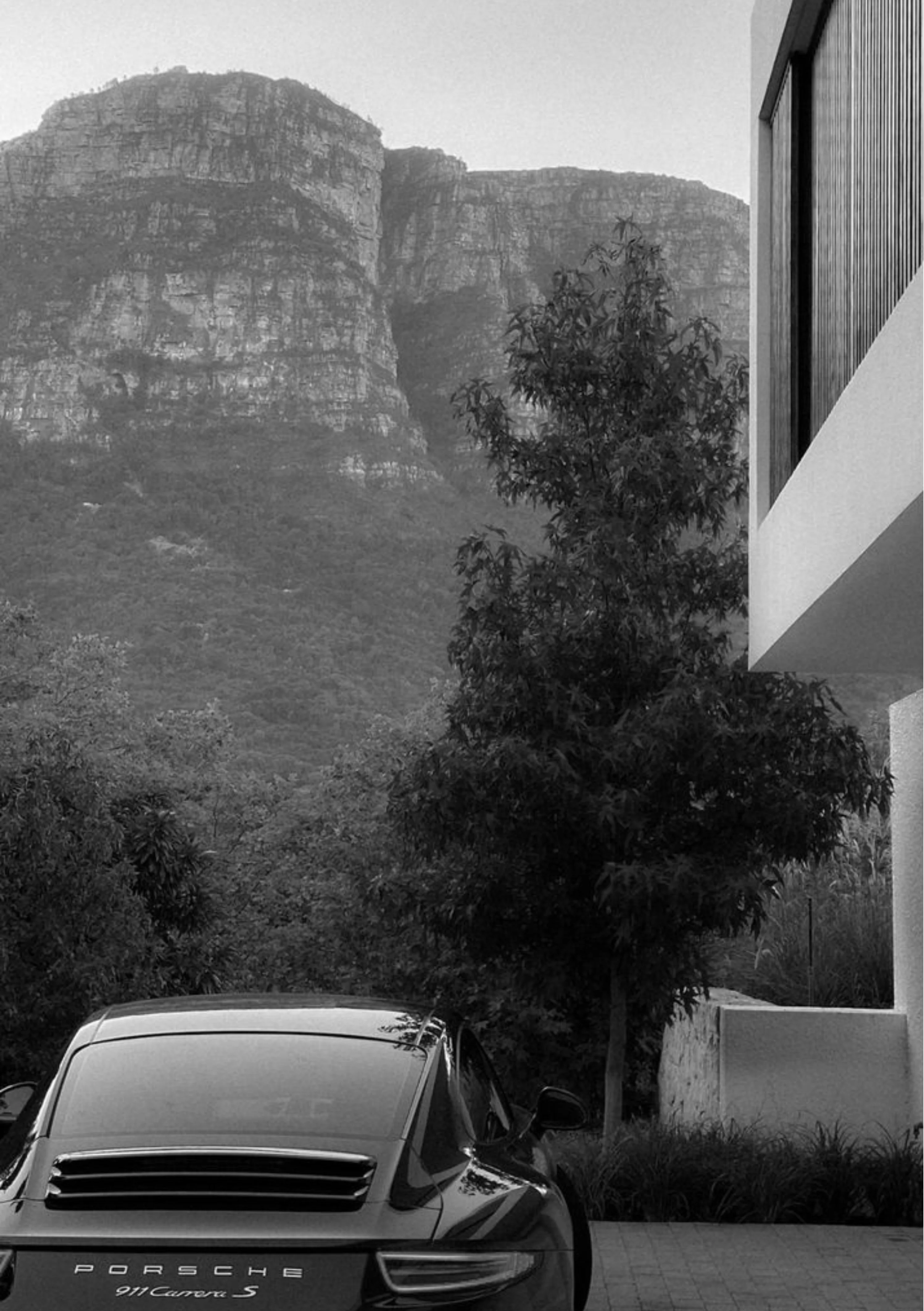 Porsche outside villa Marbella