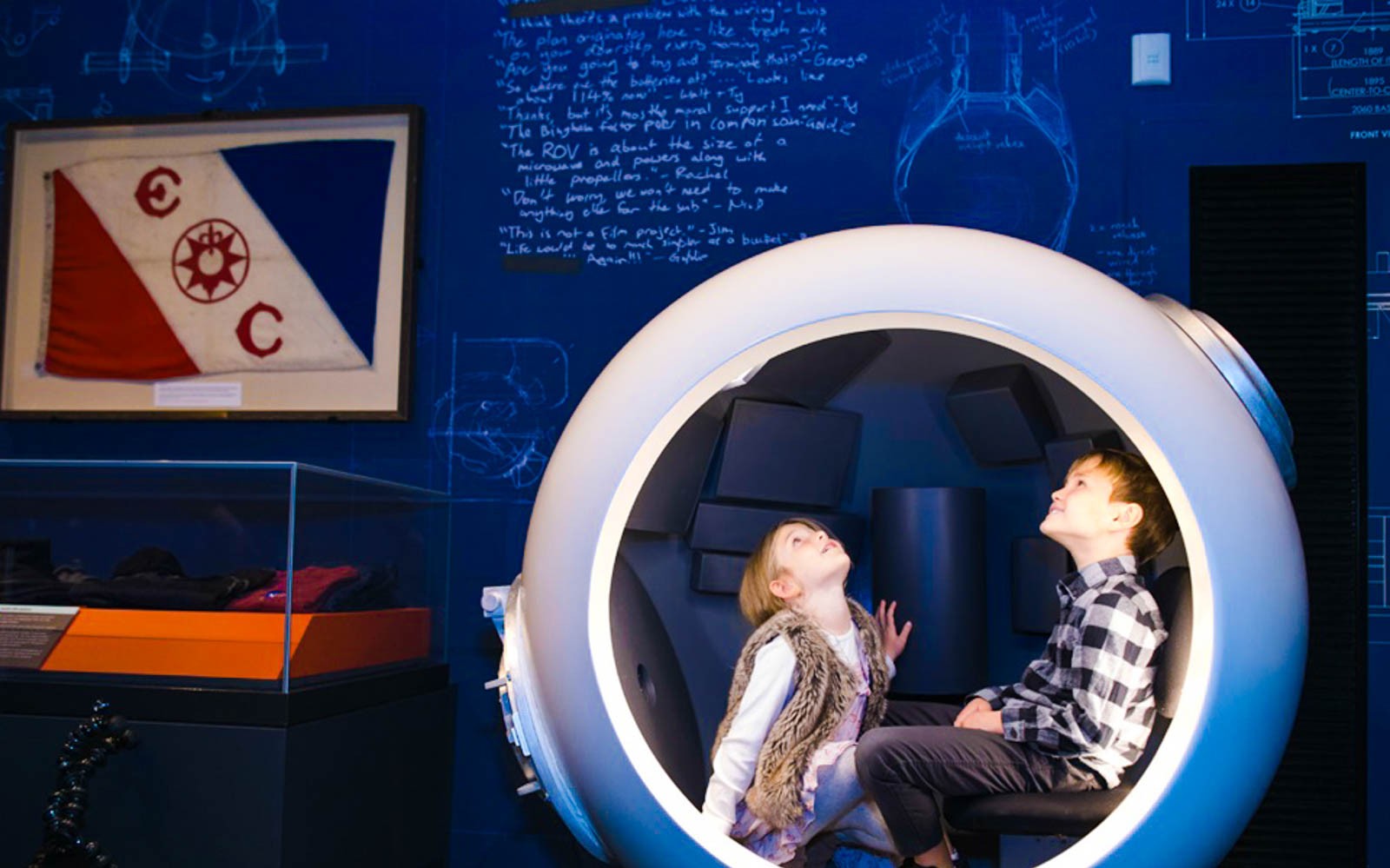 Des enfants explorant une exposition de sous-marin au Musée National Maritime d'Australie à Sydney.