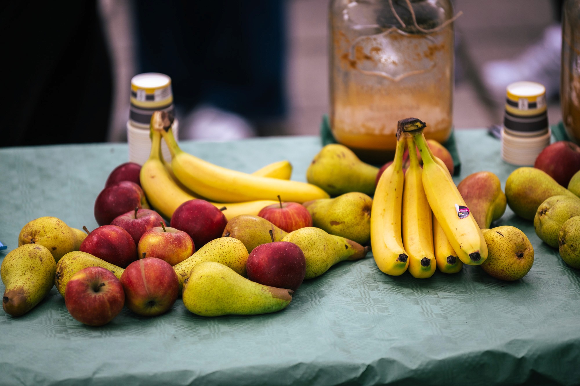 Äpfel, Birnen, Bananen liegen auf einem Tisch