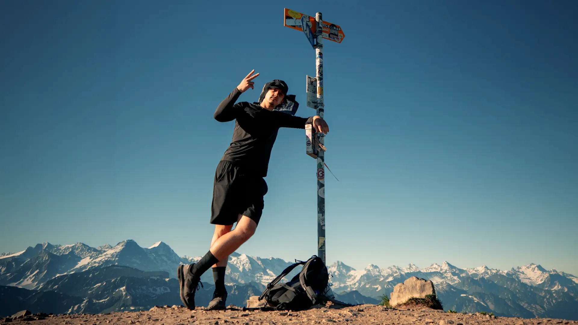 Bergpanorama mit Max Kinzel an Gipfelkreuz