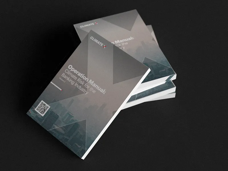 "Pile de rapports imprimés 'Operation Manual: Climate Risk for the Banking Industry' pour Climate X. La couverture présente un design gris minimaliste avec un large 'X' transparent, un QR code et une vue urbaine en arrière-plan.