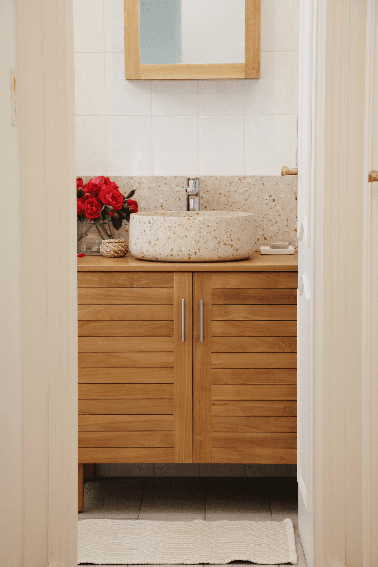 Salle de bain avec vasque et crédence en terrazzo rose et meubles en bois massif durables